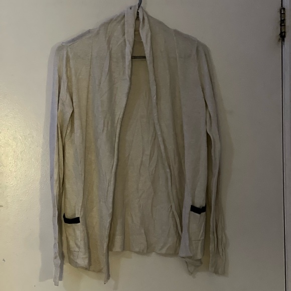 Pretty cream cardigan, still new, comfortable and soft to the touch. Cheap - Picture 2 of 2